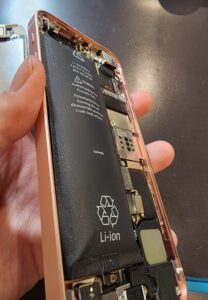 iPhoneSE バッテリー膨張 修理中