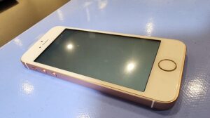 iPhoneSE バッテリー膨張 修理後