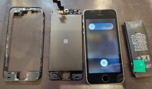 iPhoneSE バッテリー交換修理 画面交換修理 修理中